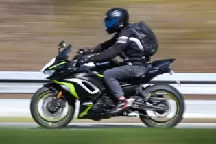 Angaben von Zeugen zufolge überholte der Motorradfahrer verbotswidrig auf der rechten Spur.