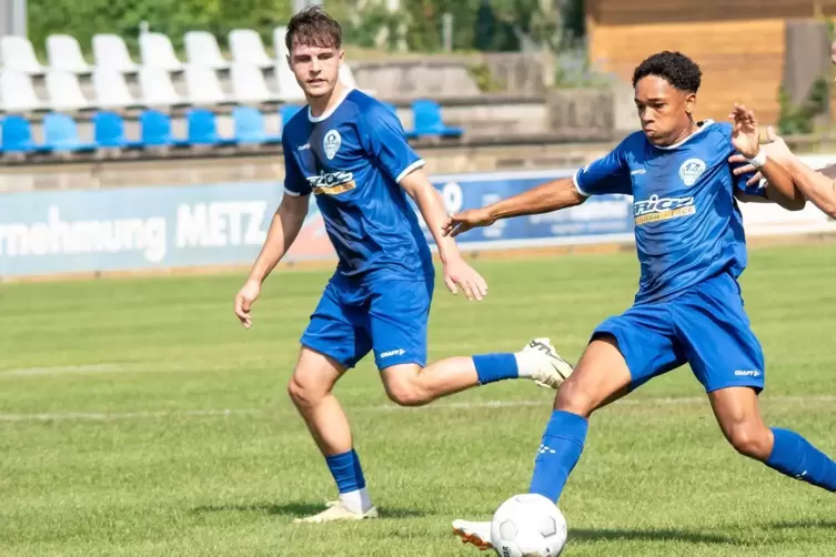 Nathan Ikubu (rechts) spielt seit vorigem Jahr in Herxheim. 