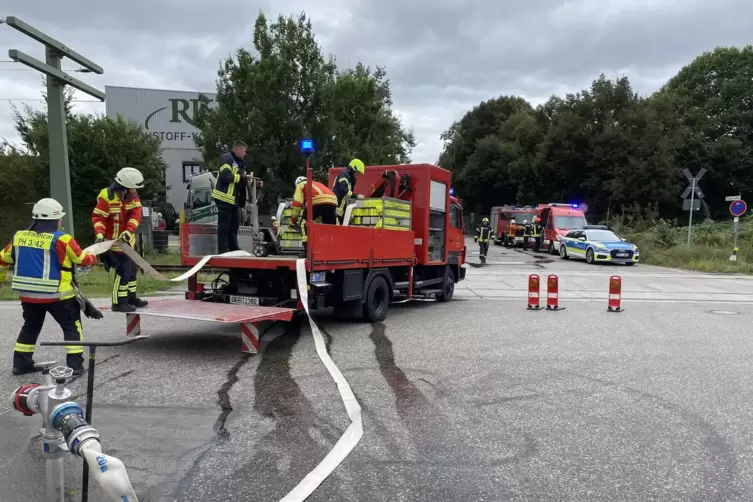 Feuerwehrmänner aus Germersheim und Rheinsheim laden Schläuche für die Brandbekämpfung ab. 