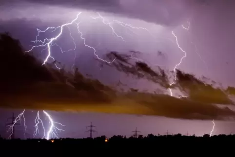 Das Gewitter hat am Donnerstagabend in Teilen der Landkreise Kaiserslautern und Südwestpfalz zu einer Störung im 20-Kilovolt-Net