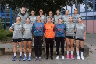 Mit dieser Truppe gehen die Frauen der SG SV 64/VT Zweibrücken in die neue Oberliga-Saison im Saarland: (vorne von links) Vera J