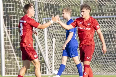 Marius Bauer (links) gratuliert hier dem Torschützen Neal Gibs beim 9:0-Sieg im letzten Heimspiel der U21 des FCK gegen Herxheim