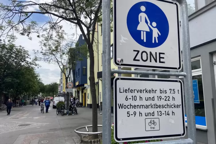 Während am Eingang der Fußgängerzone Fahrräder frei sind, gilt schon wenige Meter dahinter tagsüber ein Fahrverbot. 