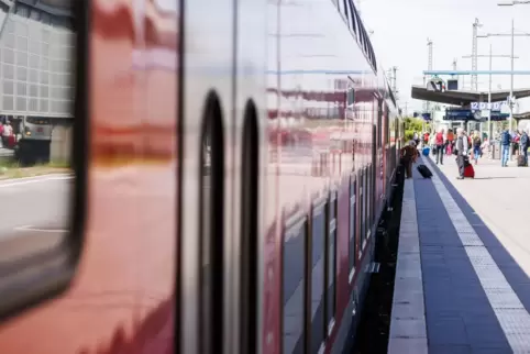 Ein Regionalexpress im Karlsruher Hauptbahnhof. Der Zweibrücker Verein zur Förderung des Schienenverkehrs möchte, dass solch ein