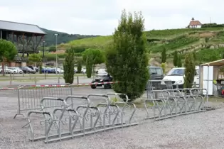 Die Fahrradständer im bewachten Bereich.