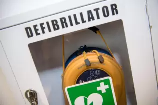 Ein Defibrillator kann Leben retten.