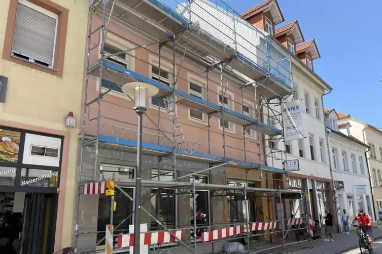 Noch Baustelle: das ehemalige Stoffhaus in der Wormser Straße Mitte August. 