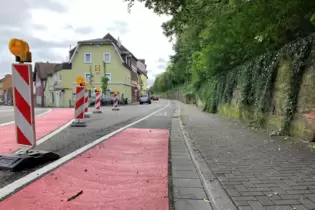 Blick in die Amalienstraße aus Westen: Die Fahrradweiche links wird als Grüninsel angelegt. Der Gehweg rechts an der Stützwand w