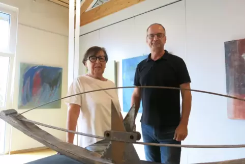 Gudrun Rembor und Ulrich Georg Steinmetz mit ihren Arbeiten in Lingenfeld. 