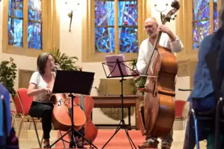 » Musik im Jetzt« mit Isabel Eichenlaub (Cello, Campanula) und Dietmar Fuhr (Kontrabass).