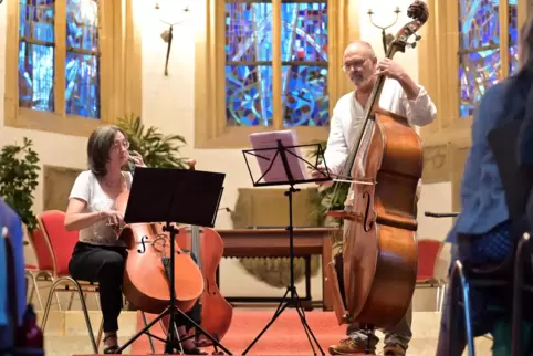 „ Musik im Jetzt“ mit Isabel Eichenlaub (Cello, Campanula) und Dietmar Fuhr (Kontrabass).