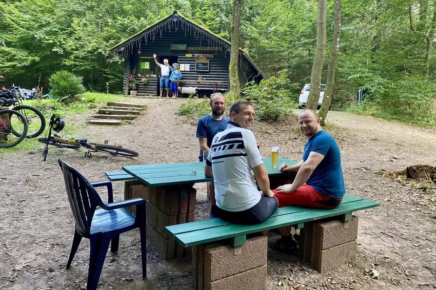 Freut sich, dass die Hütte zufällig geöffnet hat: eine Gruppe mountainbikender Lehrer aus Schwetzingen.