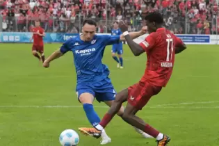 Zeigte auch gegen FCK-Profi Aaron Opoku seine Qualitäten: FKP-Verteidiger Michael Müller (in Blau).