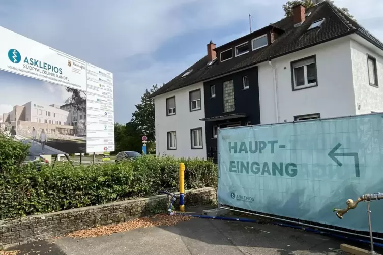 Der Weg zum neuen Haupteingang ist groß beschildert. 