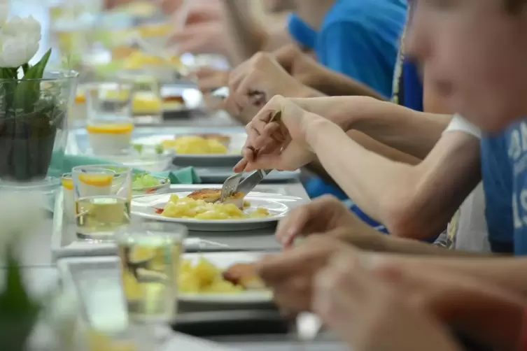 Ein warmes Mittagessen wünscht sich die Mehrheit der Eltern für ihr Kind. Diesen Wunsch umzusetzen, stellt die Verantwortlichen 