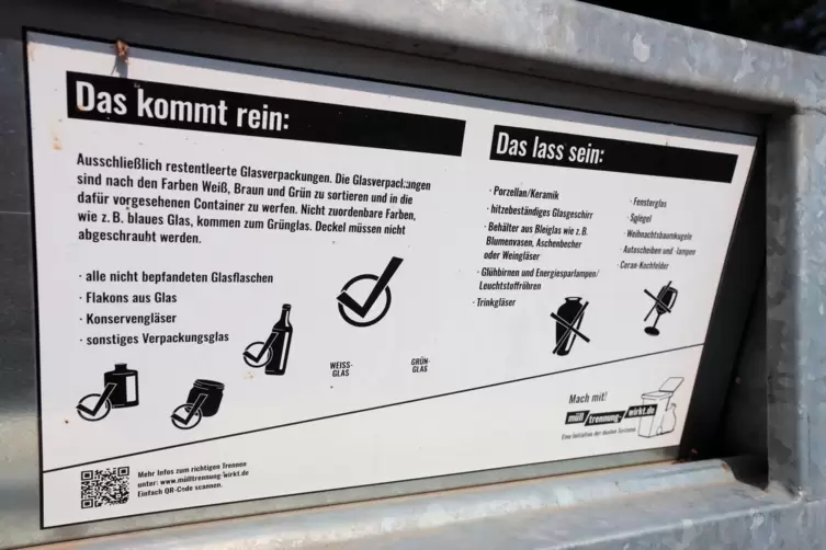 Ein Hinweis auf den Altglascontainern sorgt für Stirnrunzeln: „Deckel müssen nicht abgeschraubt werden.“