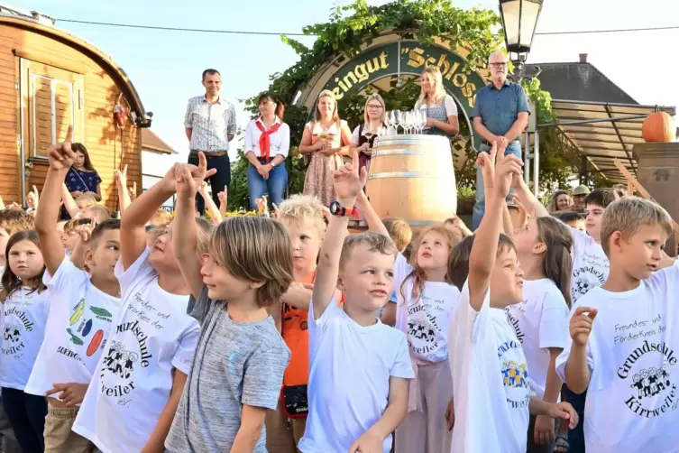 Der Liedbeitrag der Grundschulkinder zur Eröffnung. 