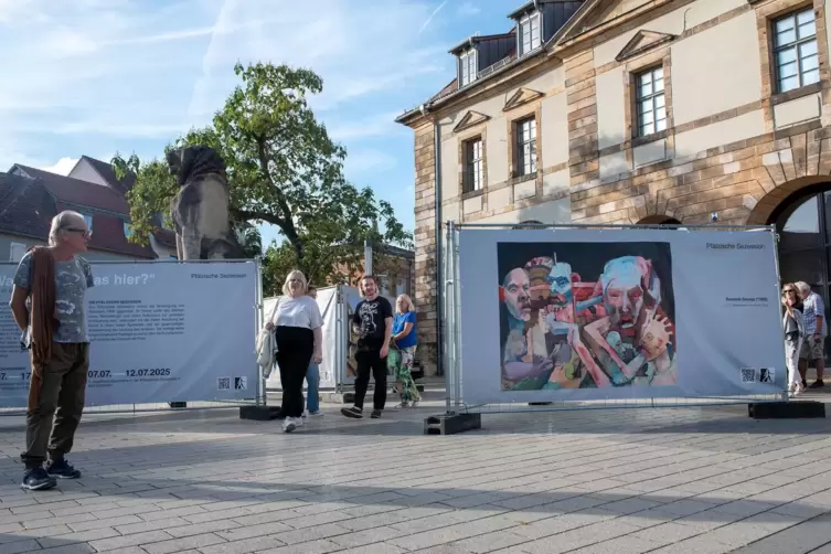 Kunst am Bauzaun vor dem Deutschen Tor. 