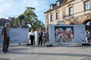 Kunst am Bauzaun vor dem Deutschen Tor.