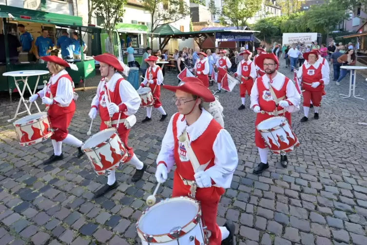 Traditionell: Nach der Eröffnung lief der Fanfarenzug Rot-Weiß vom Fischmarkt zur Sonnenbrücke. 