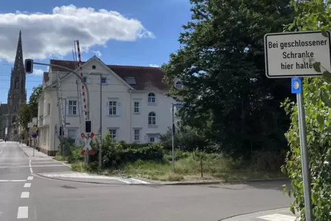 Bahnübergang Schützenstraße: Motor-abstellen-Schilder sollen digital werden.