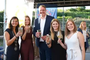 Ministerpräsident Alexander Schweitzer (Mitte) mit Natalie Bauernschmitt, Lea Baßler, Charlotte Weihl und Denise Stripf (von li