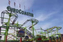 Der Euro Coaster (links) feiert in diesem Jahr sein Comeback. Für viele gehört das Riesenrad Jupiter zum Wurstmarkt wie die Ries