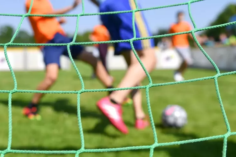 Kinder spielen Fußball