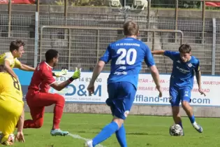 Marc Ehrhart (rechts) überwindet hier Morlauterns Keeper Bakary Sanyang und trifft zum 2:0. Vorne der Schütze des 1:0, Dennis Kr