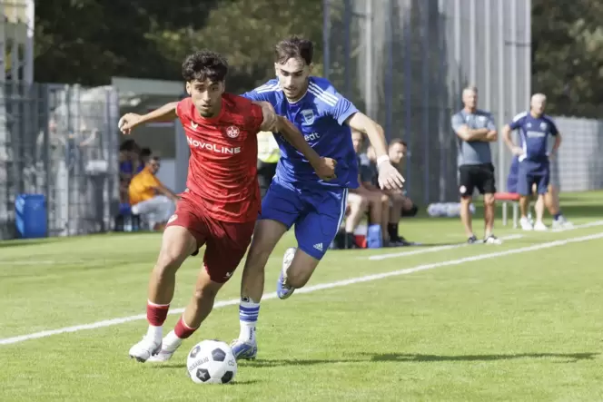 Yasin Zor (links), hier im Duell mit Taha Albayrak vom TuS Mechtersheim, legte die ersten beiden Treffer für den FCK II auf und