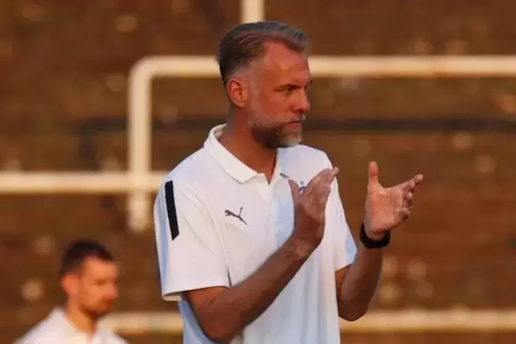 Im sechsten Anlauf ist der Mannschaft von Trainer Ralf Schmitt der erste Sieg geglückt. 