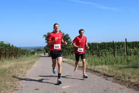 Im GleichschrittNach 3,5 Kilometern waren Lennart Nies (links) und Jonas Lehmann allein an der Spitze unterwegs. 