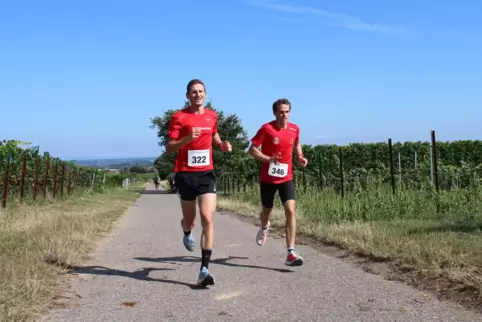 Im GleichschrittNach 3,5 Kilometern waren Lennart Nies (links) und Jonas Lehmann allein an der Spitze unterwegs. 