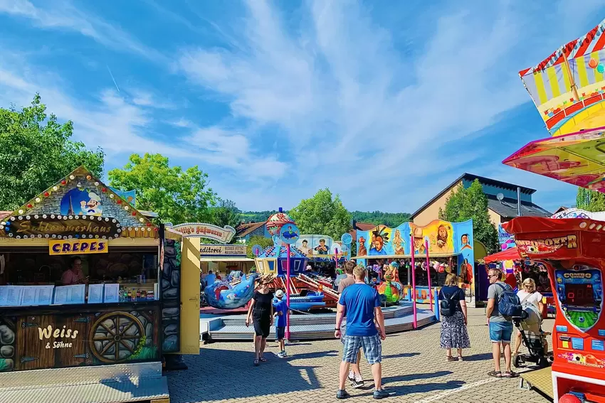 Auf dem Festplatz hatten die Kinder schon am Nachmittag trotz der Hitze ihren Spaß.