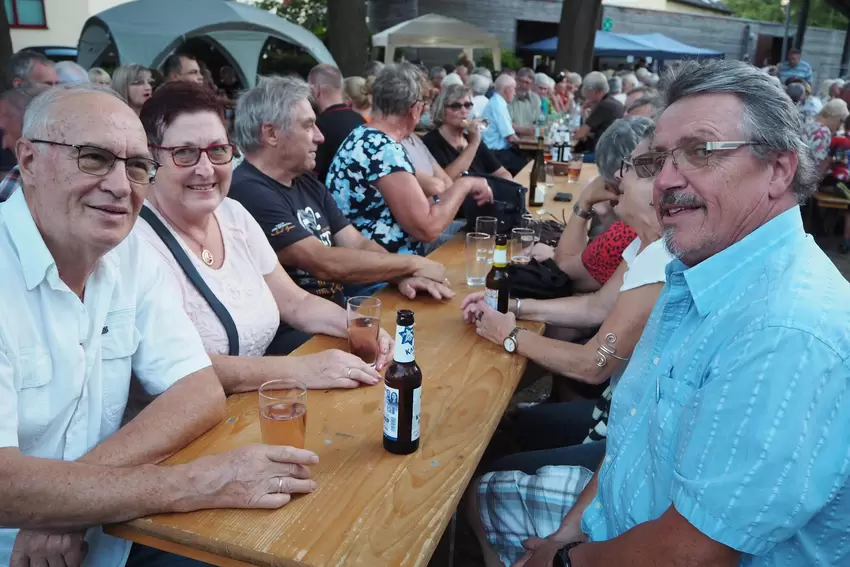 Voll besetzt waren die Bänke im Weindorf.