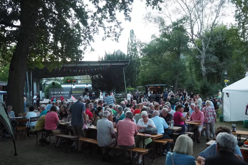 Wein und Genuss war die Devise am Samstagabend. Das Wetter spielte mit.