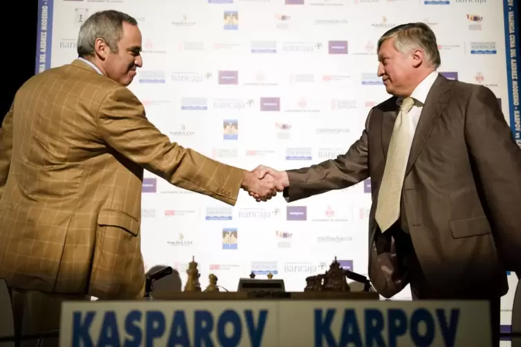 Freundschaftliches Wiedersehen 2009 in Valencia: Anatoli Karpow (rechts) und Garri Kasparow. 