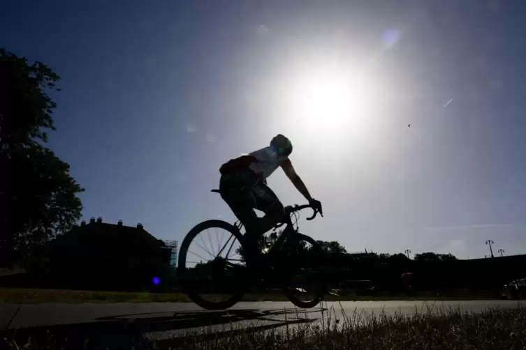 Rennradfahrer fährt auf einer Straße.