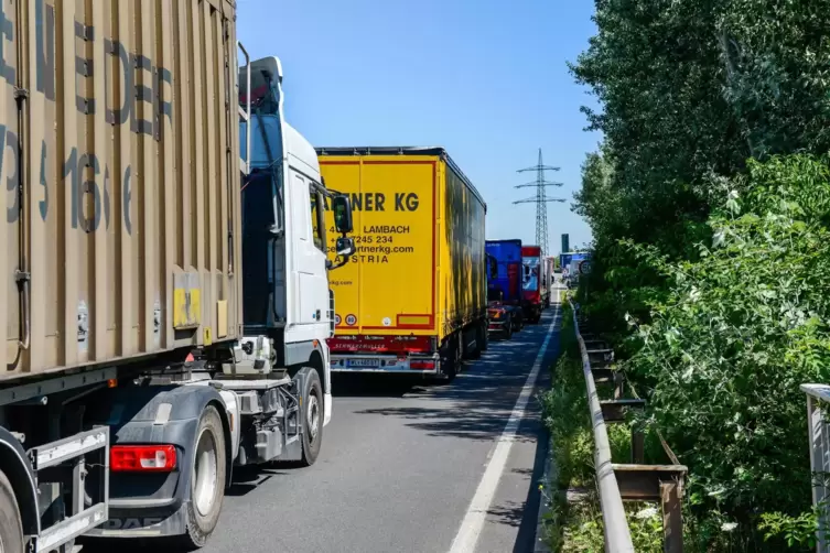 Lkws auf der B9: Zwischen Ludwigshafen und Frankenthal soll ein Lkw einen Pkw bedrängt haben. 