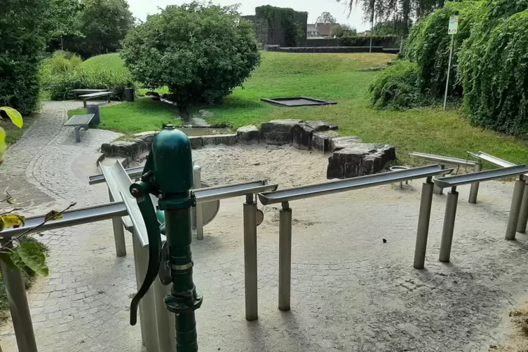 Bleibt vorerst defekt: Für die Reparatur der Wasserpumpe auf dem Spielplatz in Alsenborn hat die Gemeinde kein Geld. 