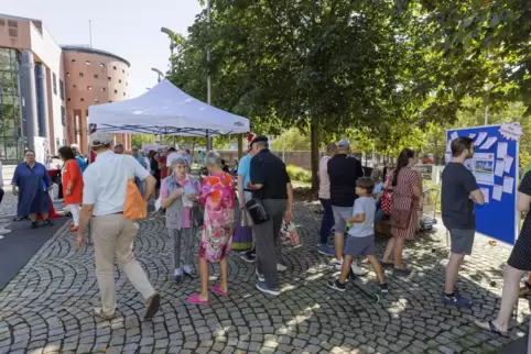 Es war ein Kommen und Gehen. Viele Bürger nutzten die Gelegenheit, sich über die Planungen für die Theaterwiese zu informieren u