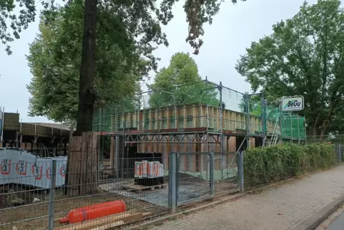 Der Einraumpavillon an der Karl-Lochner-Straße ist im Bau, hier soll nach den Herbstferien ein weiteres Klassenzimmer bezugsfert