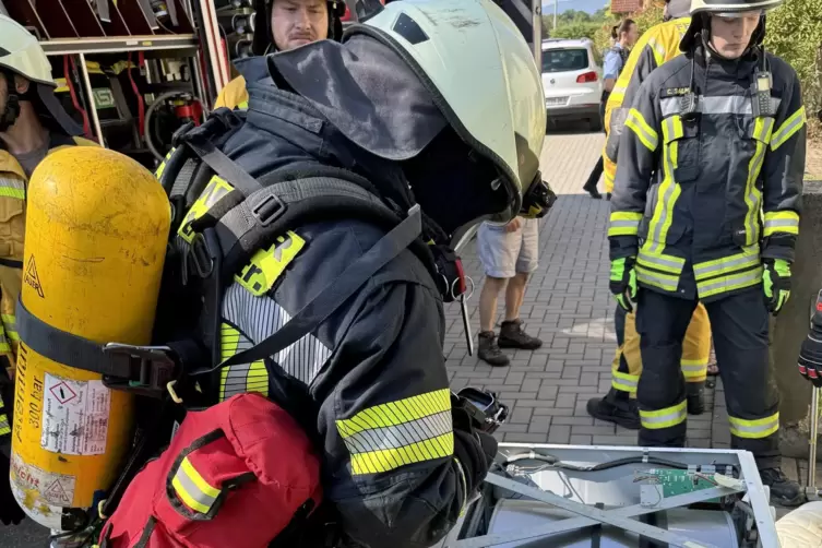 Die Wehrleute überprüften den Trockner.