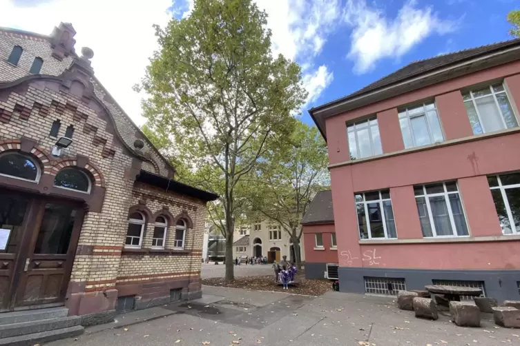 Die Schillerschule in Mundenheim zählt zu den größten Grundschulen der Stadt.