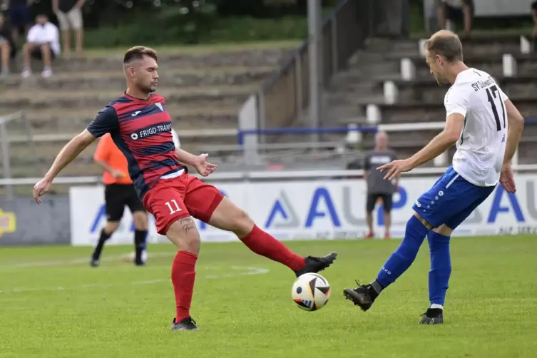 Sein 2:1 wiegt SV Weisenheim am Sand zu früh in Sicherheit: Tim Reither (links, hier gegen Südwest Ludwigshafen). 