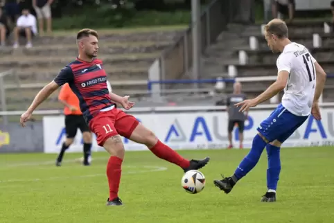 Sein 2:1 wiegt SV Weisenheim am Sand zu früh in Sicherheit: Tim Reither (links, hier gegen Südwest Ludwigshafen). 