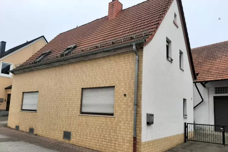 Soll ein neues Zuhause für Flüchtlinge werden: Das Haus in der Hochspeyerer Straße wird derzeit von der Verbandsgemeinde hergeri