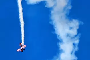 Kunstflieger Patric Leis malt ein Scharnier in den Himmel.