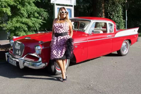 Nur mit Petticoat lässt sie Schwester und Freundinnen mitfahren: Birgit Günther mit einem 50er-Jahre Studebaker mit Heckflossen.