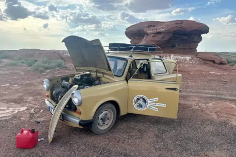 Panne: Kurz vor Winslow/Arizona, wo es den berühmten 1,2 Kilometer breiten Barringer-Krater gibt, stotterte der Trabi-Motor mal 